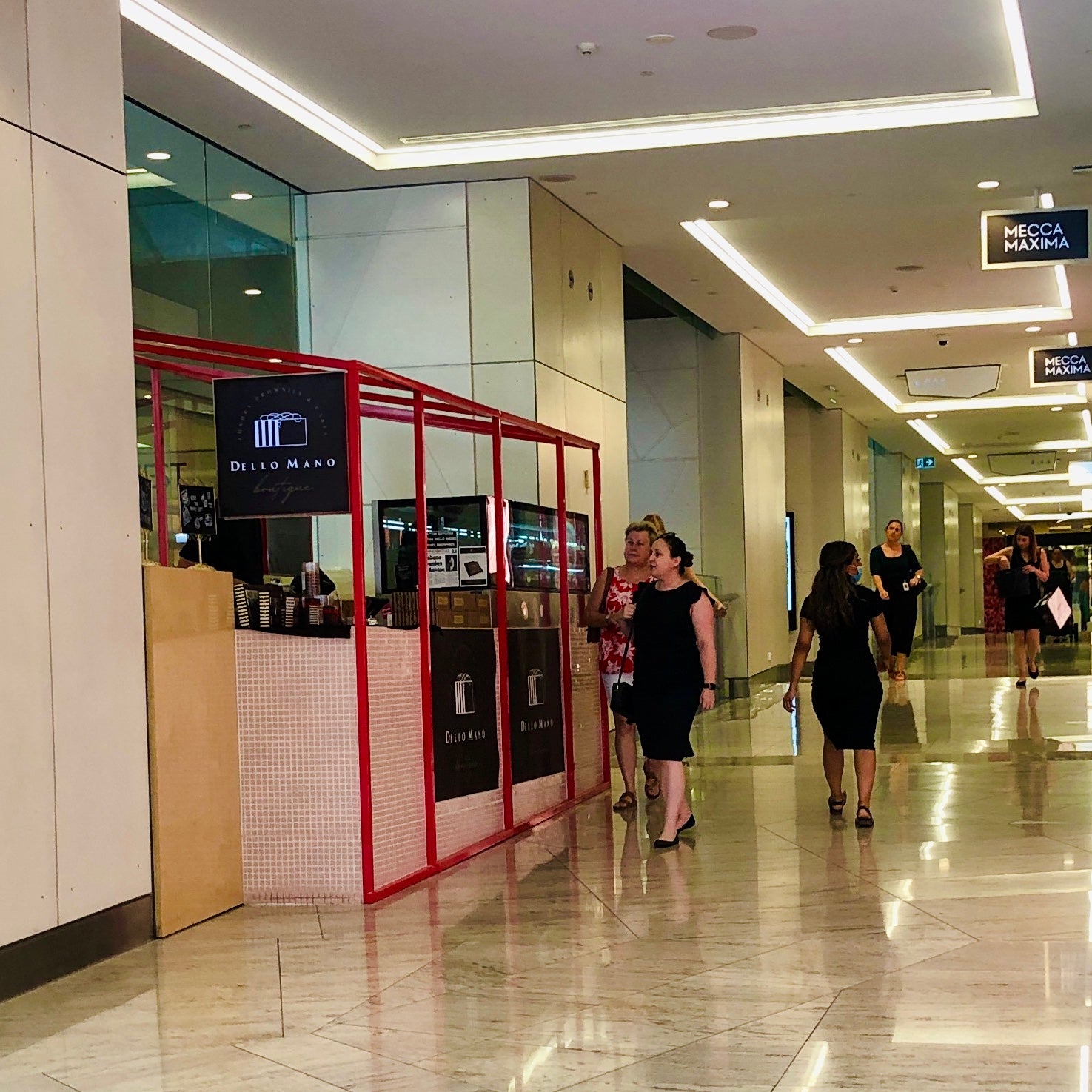 Dello Mano Wintergarden boutique kiosk in Brisbane CBD with handmade brownies and cakes for visitors and hotel guests.