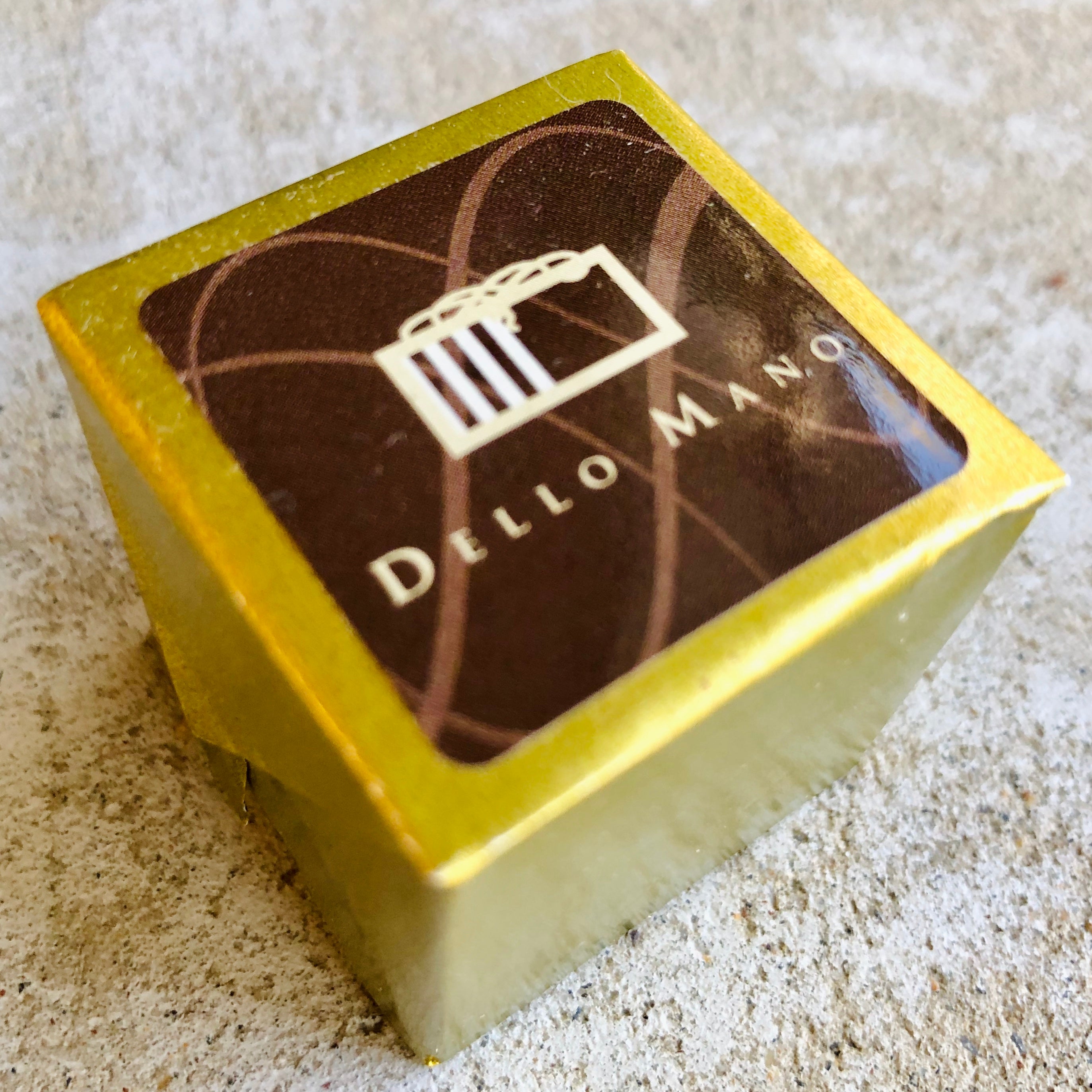 The Dello Mano Classic Brownie in characteristic gold foil and brown branding sticker