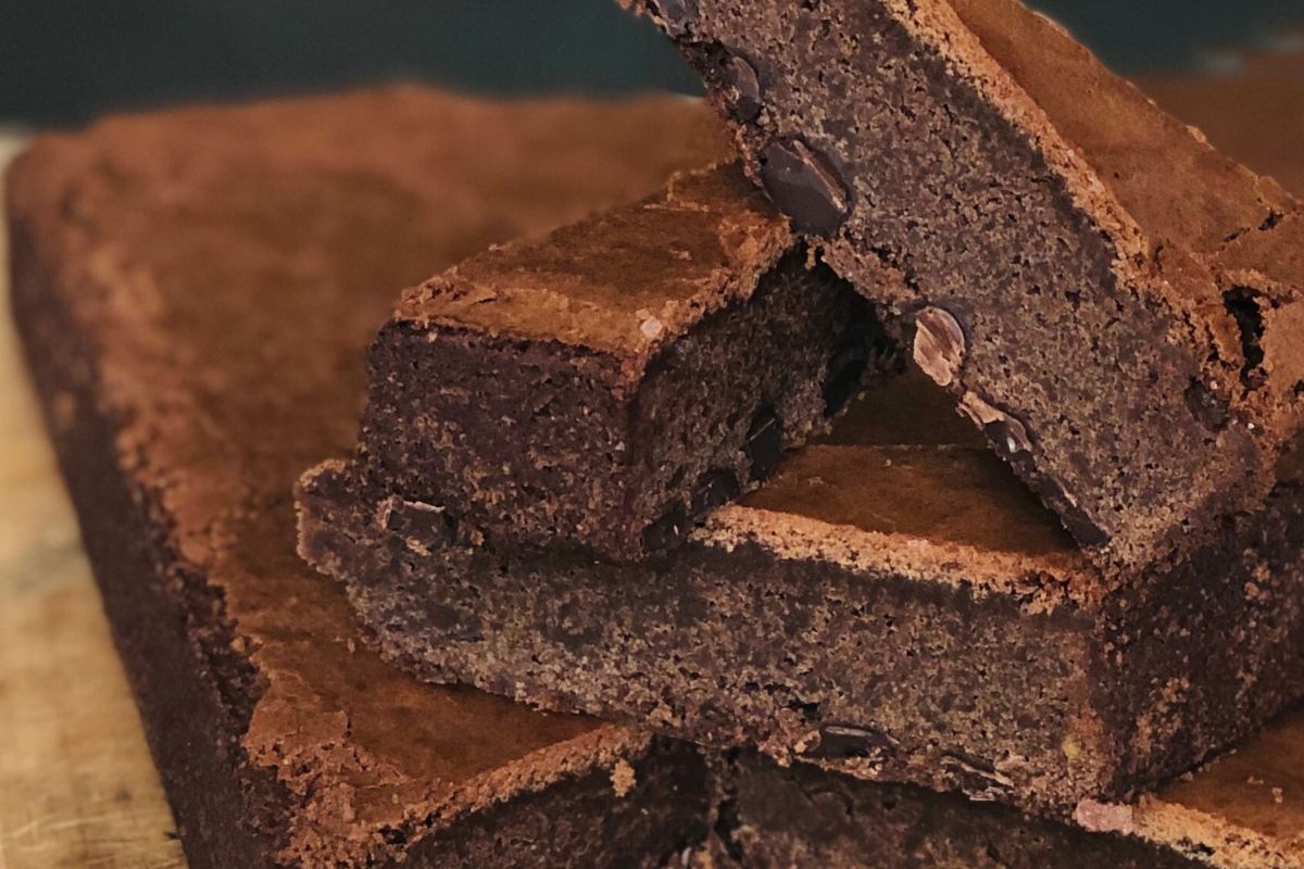 How to Know When Your Brownies Are Cooked – A Fudgy vs Cakey Baking Guide - Dello Mano